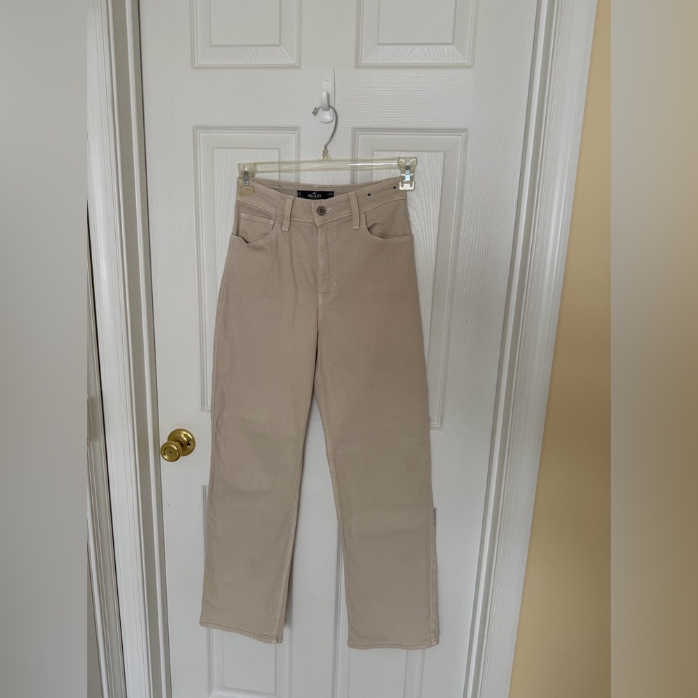 Hollister Women's Straight Leg Jeans in Cream . Size W25S